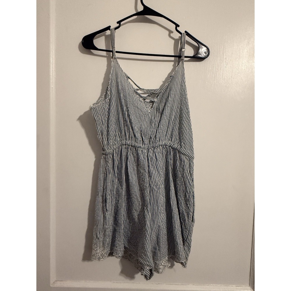 Kimchi Blue striped seersucker romper with white embroidered detailing Size Med - Picture 3 of 4